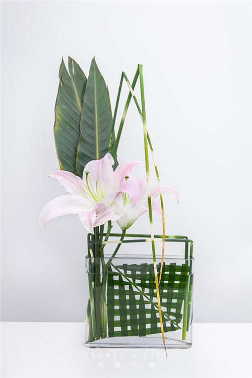 插花技巧為炎炎夏日帶來一絲清涼