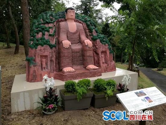“樂山大佛”落地法國(guó) 遙望埃菲爾鐵塔