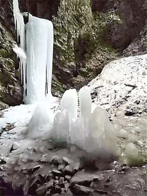 避暑密境：夏日冰瀑