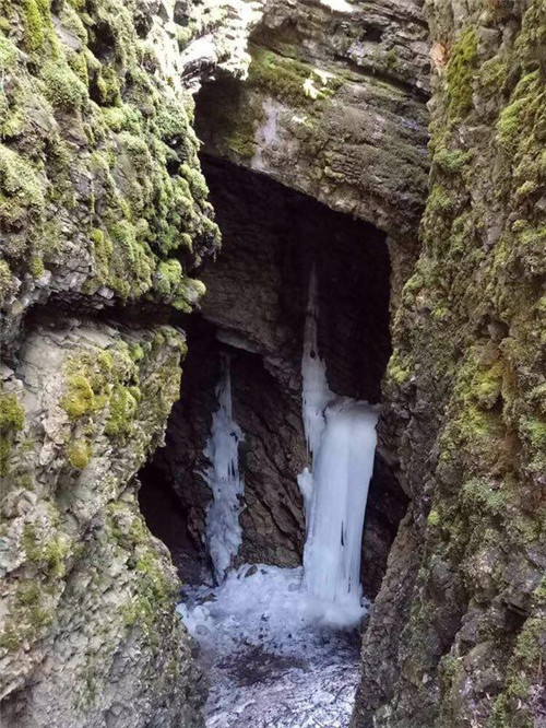 避暑密境：夏日冰瀑