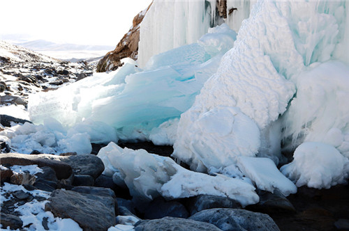 避暑密境：夏日冰瀑
