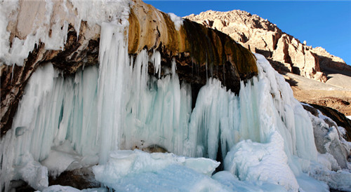 避暑密境：夏日冰瀑