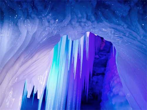 避暑密境：夏日冰瀑