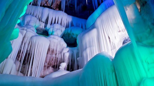 避暑密境：夏日冰瀑