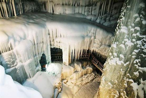 避暑密境：夏日冰瀑