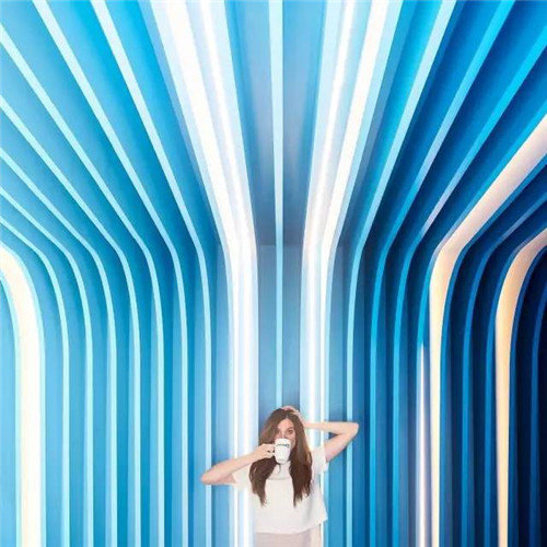 西班牙小情侶把全球景點玩出小情調