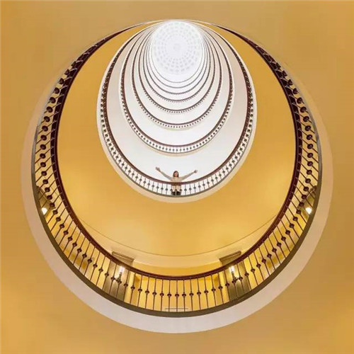 西班牙小情侶把全球景點(diǎn)玩出小情調(diào)