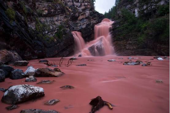 這座國家公園里有條粉色的瀑布