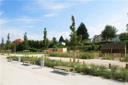 法國小鎮(zhèn)拉翁萊塔普沿著默爾特河岸