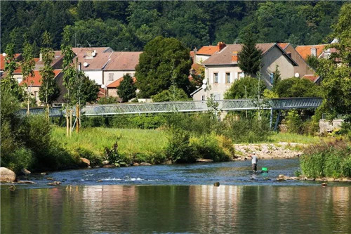 法國小鎮拉翁萊塔普沿著默爾特河岸