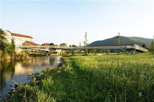 法國小鎮(zhèn)拉翁萊塔普沿著默爾特河岸