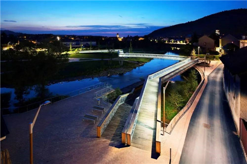 法國小鎮(zhèn)拉翁萊塔普沿著默爾特河岸