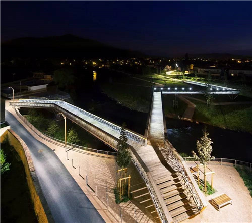 法國小鎮(zhèn)拉翁萊塔普沿著默爾特河岸