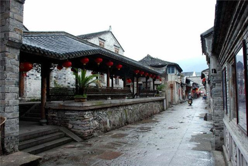 浙江省中部的一座沿海旅游城市臺州