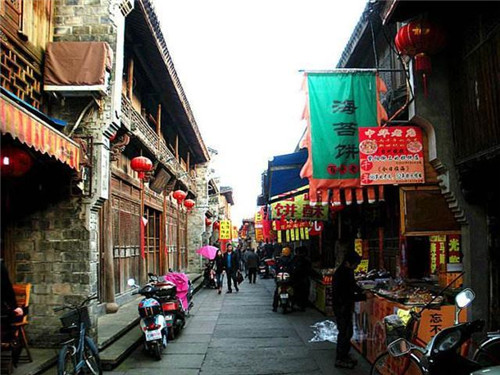 浙江省中部的一座沿海旅游城市臺州