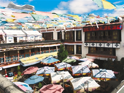 藏式古建大院古老與現代相映歷史與未來交融