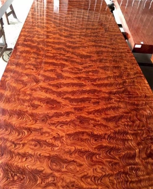 上百年的樹木一朝切割打磨成了高檔家具