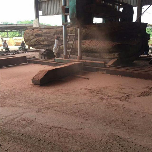 上百年的樹木一朝切割打磨成了高檔家具