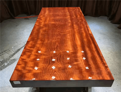 上百年的樹木一朝切割打磨成了高檔家具