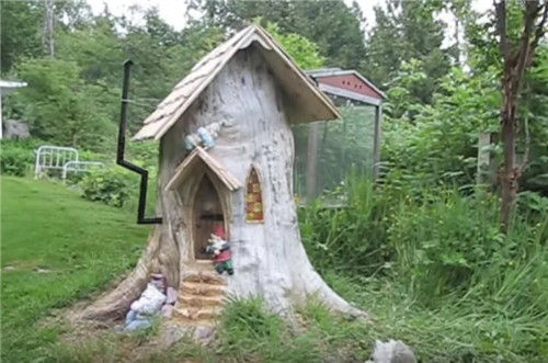 男子將爛樹樁改造成了小鎮景點