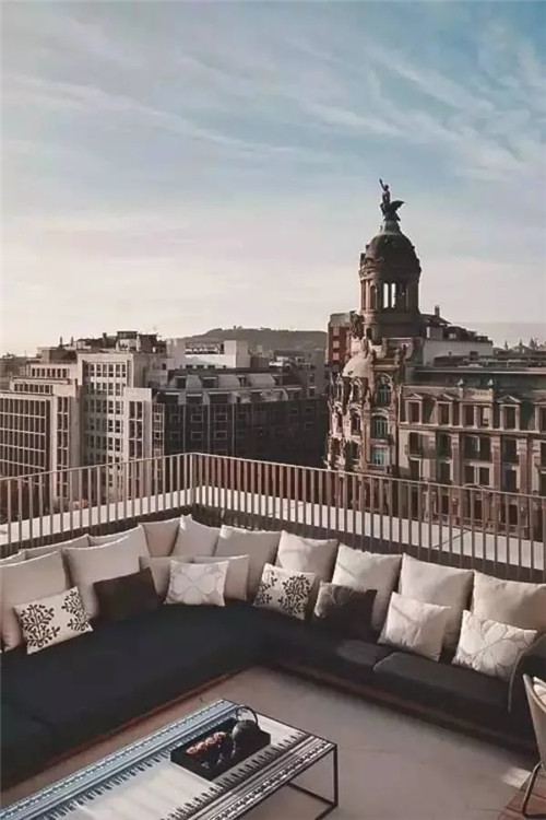 這設計才叫頂層露臺，你家那只能叫屋頂