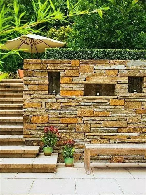 一面石頭墻，美了一個院子