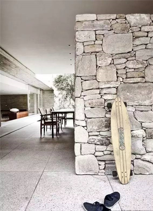 一面石頭墻,美了一個(gè)院子