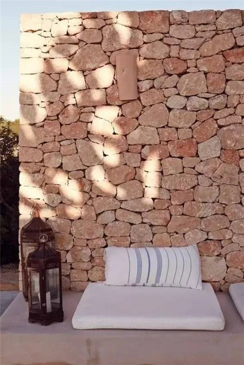 一面石頭墻,美了一個(gè)院子