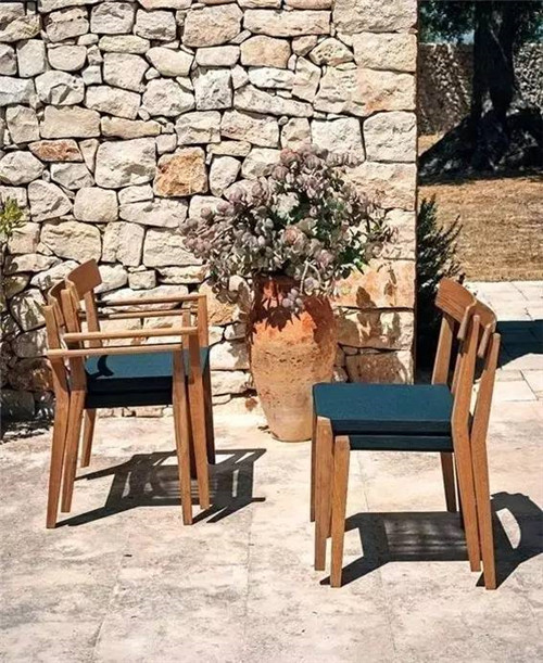 一面石頭墻，美了一個(gè)院子