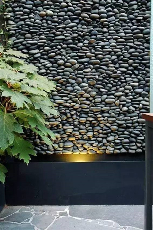 一面石頭墻,美了一個院子