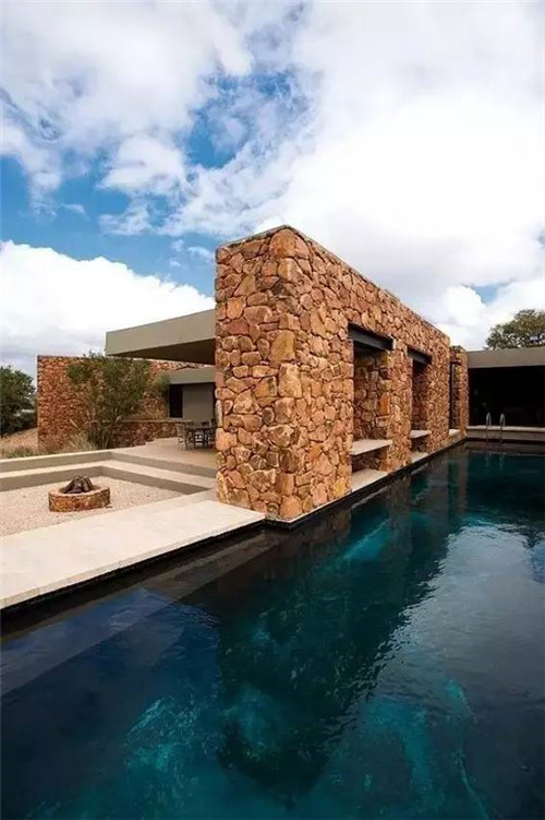 一面石頭墻,美了一個院子