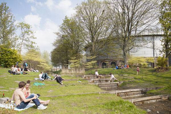 人們?nèi)绾握染坝^并使它社會化