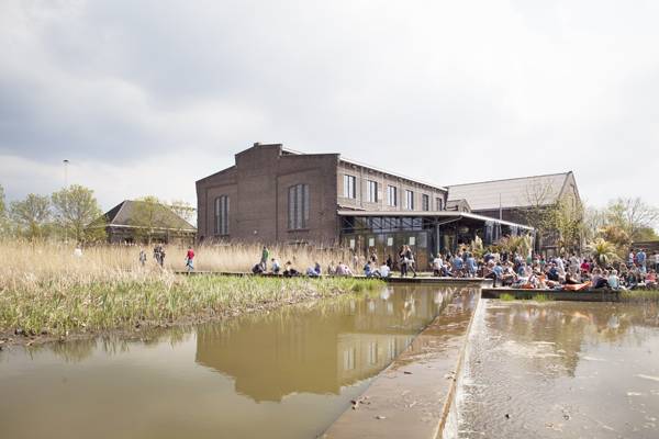 人們?nèi)绾握染坝^并使它社會化