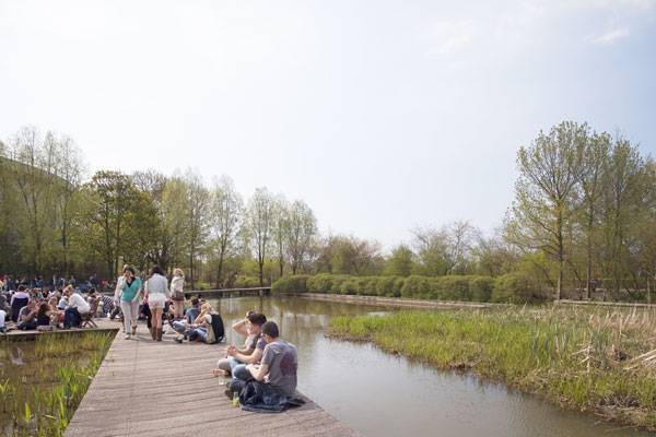 人們?nèi)绾握染坝^并使它社會化