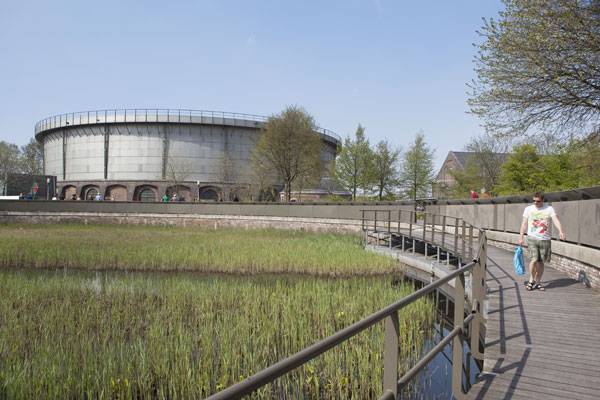 人們?nèi)绾握染坝^并使它社會化