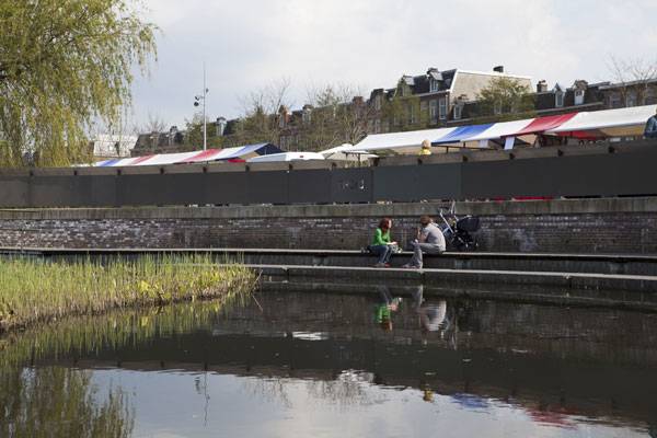 人們?nèi)绾握染坝^并使它社會化