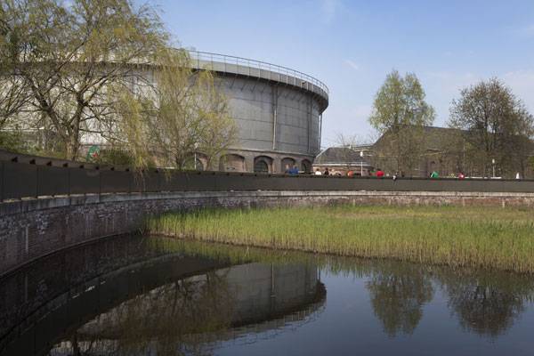 人們?nèi)绾握染坝^并使它社會化