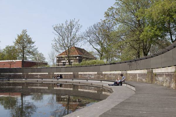 人們?nèi)绾握染坝^并使它社會化