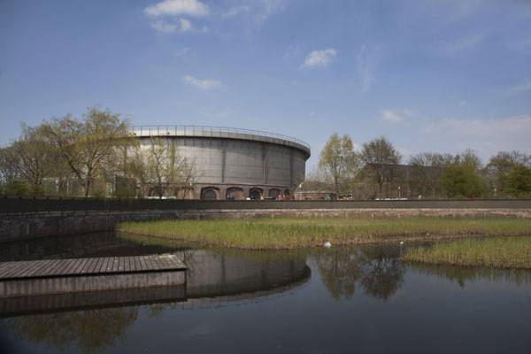 人們?nèi)绾握染坝^并使它社會化