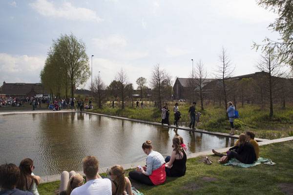 人們?nèi)绾握染坝^并使它社會化