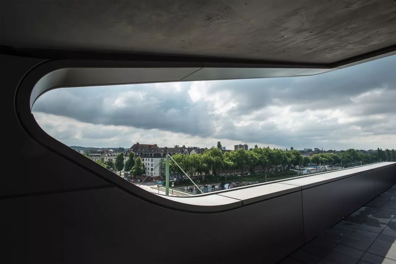 巨大鋼鐵雕塑建筑，真的很德意志！