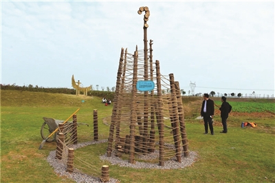 南林大：大學(xué)生變廢為寶 秸稈編成景觀小品