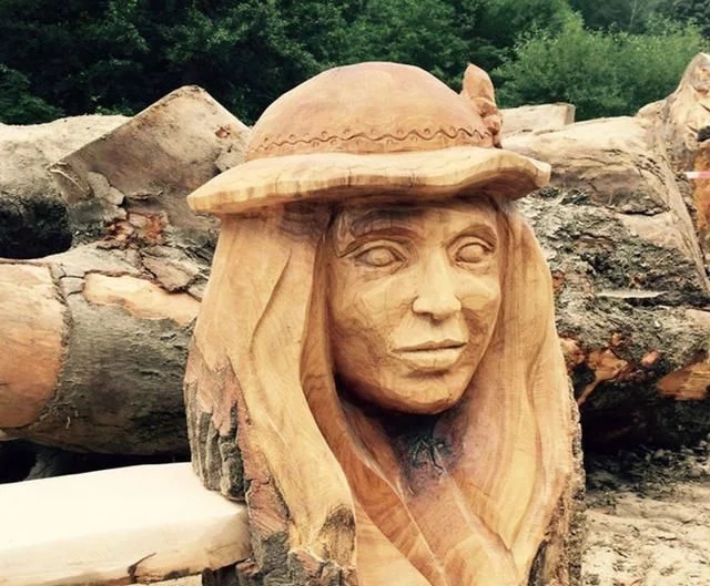 國外“電鋸大師”見到樹木就去鋸幾刀