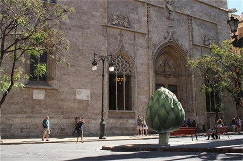以水果和蔬菜為主題的城市雕塑