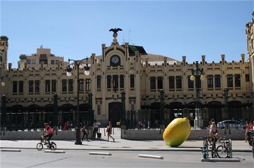 以水果和蔬菜為主題的城市雕塑