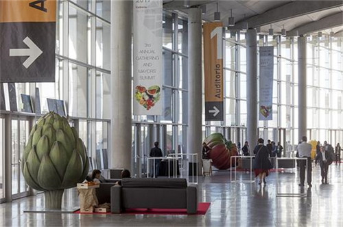 以水果和蔬菜為主題的城市雕塑