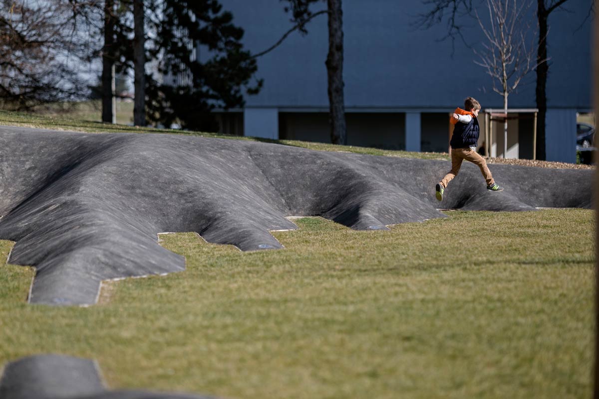 有趣的兒童游樂場——迷人的褶皺
