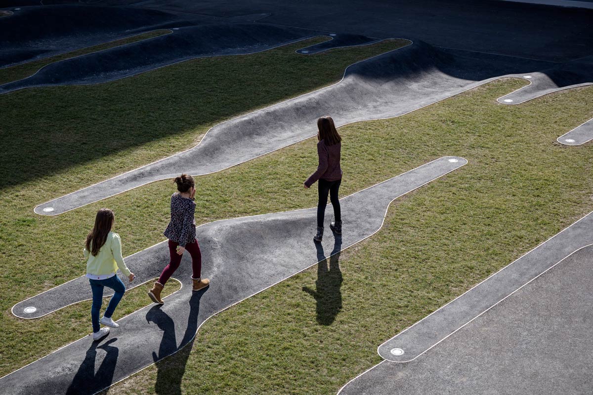 有趣的兒童游樂場——迷人的褶皺