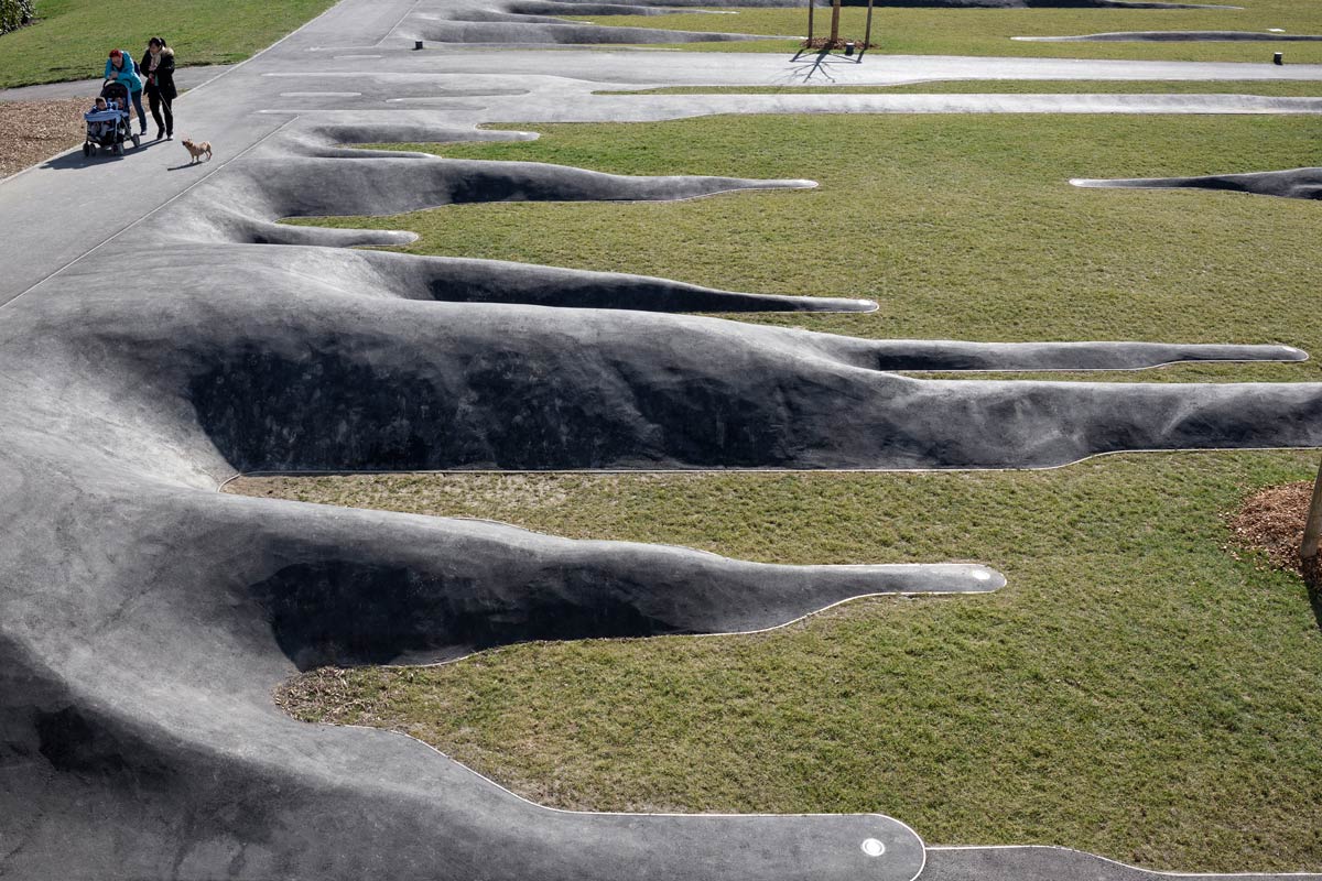 有趣的兒童游樂場——迷人的褶皺