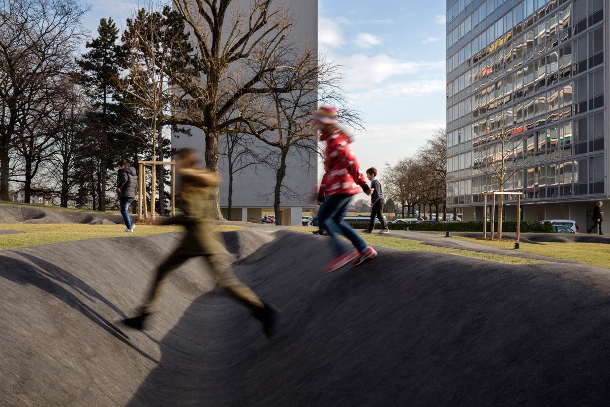 有趣的兒童游樂場——迷人的褶皺